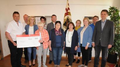 Bild: bey
CSU-Ortsvorsitzender Stefan Voit (links) überreicht dem Museumsarbeitskreis den Spendenscheck über 500 Euro für neue Ideen im Stadtmuseum.