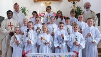 Bild: ohr
Mit den Erstkommunionkindern und der Pfarrgemeinde feiern Pfarrer Heinrich Rosner (rechts), Pfarrvikar Joseph Kokkoth und Gemeindereferent Markus Seefeld (hinten von links) einen lebendigen, freudvollen Festgottesdienst zum Leitthema „Wir sind ein Ton in Gottes Melodie“.