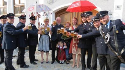 Bild: Mardanow
Schirmherr im Doppelpack: Abordnungen der Feuerwehr Fronhof (links) und der Feuerwehr Dürnersdorf (rechts) wünschen sich von Bürgermeister Georg Köppl, dass zu ihren Festlichkeiten „koi Trepfl owa kimmt und in unser Festbier rinnt.“