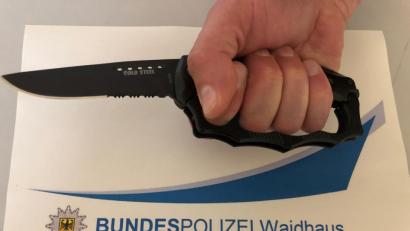 Bild: Bundespolizei Waidhaus/exb
Dieses verbotene Multitool beschlagnahmen Waidhauser Bundespolizisten bei einem 25-Jährigen Italiener.