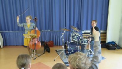 Bild: jzk
Es ist schön, ein Instrument spielen zu können“ versicherten Kinga Schröder (links) und Max Schmidkonz den Kemnather Grundschülern.