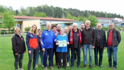 Bild: grm
Der FCN-Fanclub mit Vorsitzendem Josef Ram (Fünfter von rechts) übergibt an den HPZ-Reha-Sportverein eine Spende in Höhe von 500 Euro. Vorsitzender Thomas Fritsch (Dritter von rechts) und Melanie Hastler (Zweite von links) danken im Namen der Boccia- und Gymnastikabteilung.