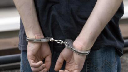 Bild:  Jürgen Mahnke/dpa
Nicht weit kam ein Dieb in der Weidener Bahnhofstraße, bis die Handschellen klickten.