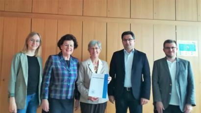 Bild: exb
Schulleiterin Sigrid Bloch (Mitte) und die Betreuungslehrer Alexander Weiß (Zweiter von rechts) und Matthias Dietrich (rechts) begrüßten Euregio-Präsidentin Birgit Seelbinder und Projektleiterin Linda Zeller am Kepler-Gymnasium.