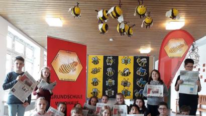 Bild: exb
Die Viertklässler der Grundschule Waidhaus mit ihren Zeitungsbienen.