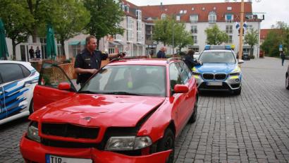 Bild: wro
Das Unfallauto wurde zur Seite geschoben. Eine Streife der Polizei Tirschenreuth nahm wenige Minuten später den Unfall auf.