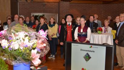 Bild: hcz
Trachtler, Sportler, Kulturschaffende und Mitglieder von Hilfsorganisationen bekommen goldene und silberne Ehrenamtskarten.