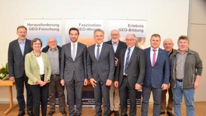 Bild: fz
Auf Georg Stahl (fünfter von rechts) und Gert Wölfel (zweiter von rechts) folgen im Vorstand des Träger- und Fördervereins Geo-Zentrum an der KTB Stephan Oetzinger (vierter von links) und Christina von Seckendorff (zweite von links).