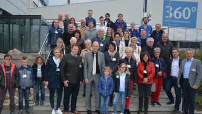 Bild: jr
Die Vertreter der CSU, FU und JU Mitterteich besuchten gemeinsam mit der CSU und FU Ebnath die Schott AG am Standort in Mitterteich. Standortleiter Stefan Rosner (erste Reihe Mitte) hieß die Christsozialen willkommen, unter ihnen Mitterteichs CSU-Ortsvorsitzenden Stefan Grillmeier (links neben Rosner), sowie (erste Reihe von rechts) Bürgermeister Roland Grillmeier und Ebnaths CSU-Bürgermeisterkandidat Wolfgang Söllner. In vier Gruppen wurden die Besucher durch das Unternehmen geführt.