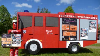 Bild: bk
Die Weiherhammerer Feuerwehr lässt sich einiges einfallen, um auf ihr Jubiläum im Juli aufmerksam zu machen. Zum Beispiel mit einem Werbelöschfahrzeug.