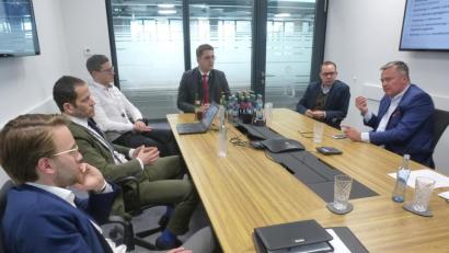 Bild: bk
Austausch im Life-Cycle-Building: Christian Engel (rechts) mit Severin Hirmer (von links), Landtagsabgeordnetem Albert Rupprecht, Projektbetreuer Christian Kindl, Europakandidat Christian Doleschal und Christoph Hörl, Mitglied des Bundesvorstands der Jungen Union.