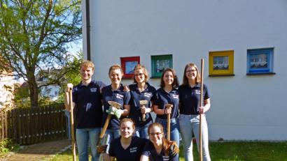 Bild: exb
Die Erbendorfer Ministranten greifen zu Schaufeln und Spaten. Sie wollen beim Kindergarten St. Elisabeth und beim BRK-Altenheim Barfußpfade bauen und das Caritas-Seniorenheim mit einem Hochbeet beglücken.