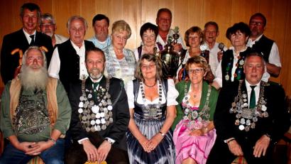 Bild: R. Kreuzer
Fünf neu proklamierte Könige kann der Schützenverein Heimatfreunde Mooslohe heuer ehren. Darüber freut sich Schützenmeister Hans Bergler (stehend, links).