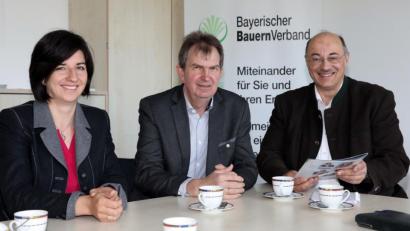 Bild: Gerhard Götz
Kreisbäuerin Sabine Schindler, Kreisobmann Josef Irlbacher und BBV-Geschäftsführer Josef Wittmann (von links) sind von der EU überzeugt, haben aber einige Hausaufgaben für sie. Die Verbesserungsvorschläge betreffen nicht nur die Landwirtschaft.