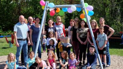 Bild: wlr
TÜV geprüft, stabil und ein tolles Teil für die Kleinen. Die neue Schaukel auf dem Spielplatz am Wassergraben kommt gut an. Die Mütter der Eltern-Kind-Gruppe sind stolz darauf, ein bleibendes Element mit dem Erlös des Kochbuchs geschaffen zu haben.