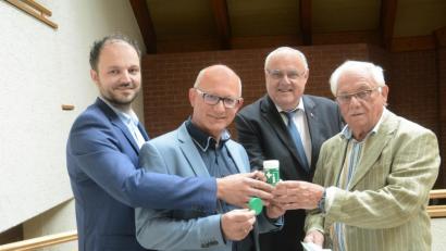 Bild: Gabi Schönberger
Michael Trummer, Sparda-Vorsitzender Georg Thurner, Bürgermeister Lothar Höher und Seniorenbeauftragter Alfons Heidingsfelder (von links) stellen die Notfalldose vor.