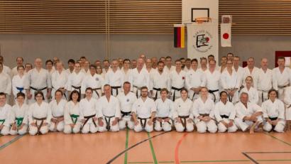 Bild: adj
64 Teilenehmer treffen sich im Karate-Dojo des SV Altenstadt zum Jubiläumslehrgang mit Helmut Körber (knieend Siebter von links).