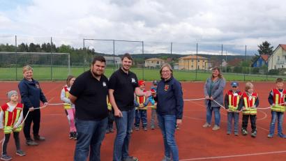 Bild: bkr
Stefan Popp und Michael Heser von der Immenreuther Jungen Union übergeben ihre Spende für die Feuerdrachen an Monika Prechtl.
