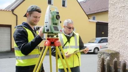 Bild: Gabi Schönberger
Tüfteln für die Bachelorarbeit: Geoinformationsstudent David Hofmeister (links) und sein Betreuer, Ingenieur Michael Kraus vom Amt für ländliche Entwicklung in Tirschenreuth, bereiten die unterirdische Tunnelvermessung vor.