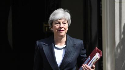 Bild: Stefan Rousseau/PA Wire/dpa
Premierministerin Theresa May verlässt 10 Downing Street.