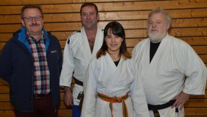 Bild: dob
Die 13-jährige Verena Beimler erhielt am Rande ihrer Trainingseinheit Glückwünsche von Klaus Nigg, Bernd Koller und Rudi Pieleck (von links nach rechts) für ihre erfolgreiche Teilnahme an der Süddeutschen Judomeisterschaft in Pforzheim.
