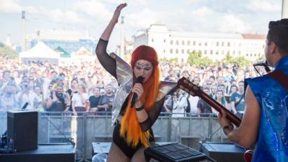 Bild: Deutsch-tschechischer Zukunftsfond/exb
So richtig Vollgas geben möchte Frontfrau Žofie Dařbujanová mit ihrer Band "Mydy Rabycad" (Prag). Am frühen Samstagabend werden sie bei "Das Fest" in Pilsen auftreten.