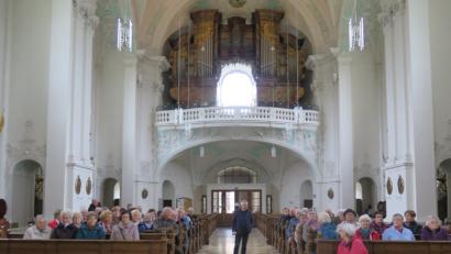 Bild: jzk
Georg Schäffner (im Mittelgang) wies die Senioren auf die Altäre und Heiligenfiguren in der prächtigen Basilika Gößweinstein hin.