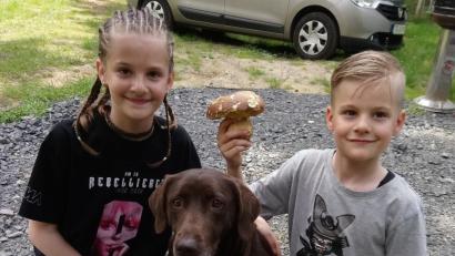 Bild: exb
Lisa und Nico zusammen mit Labrador "Linda" nach dem Schwammerlfund.