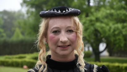 Bild: Petra Hartl
Karin Preißl aus Amberg spielt im Hofstaat der Königin mit.