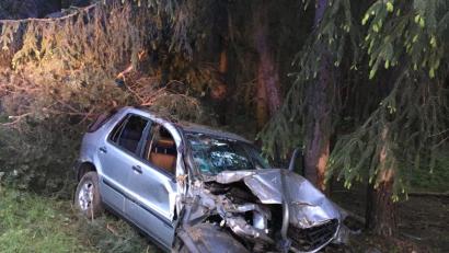 Bild: ihl
Das silbermetallic lackierte Auto des 64-Jährigen wird so stark demoliert, dass nicht sofort klar ist, um welche Marke und Typ es sich handelt.