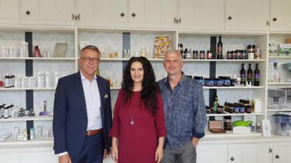 Bild: jss
Bürgermeister Franz Stahl (links) gratulierte Marion Färber (Mitte) zu der Eröffnung ihres Naturkosmetik-Studios in den Räumen von Zinn Kraus Geschäftsführer Martin Zant (rechts).
