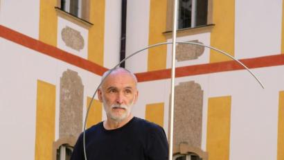 Bild: do
Zu "stillen Gesprächen" sollen die Arbeiten des tschechischen Künstlers Ales Hnízdil im Innhof des Klosters Speinshart anregen