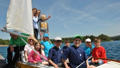 Bild: exb
Die jüngsten Segler des Weidener Yachtclubs lernen das Segeln in der Optimisten-Jolle.