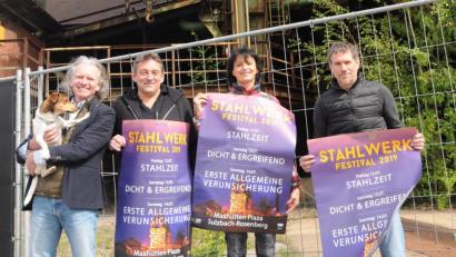 Bild: ge
Die Plakate künden schon vom großen Festival: Von rechts Bernhard Dobler, Petra Schober, Arthur Theisinger und Hubert Schober.