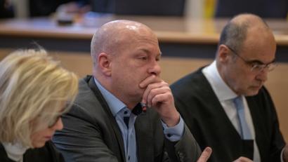 Archivbild: Armin Weigel/dpa
Joachim Wolbergs, suspendierter Regensburger Oberbürgermeister, im Verhandlungssaal zwischen seinen verteidigern Jutta Niggemeyer-Müller und Peter Witting.