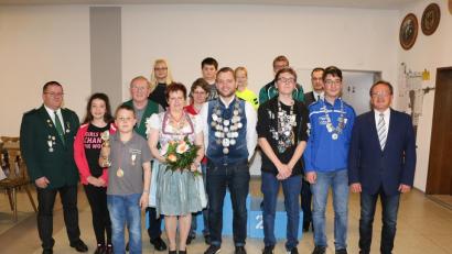 Bild: bsc
Bürgermeister Hans Donko (rechts) gratulierte mit Gauschützenmeister Wolfgang Schlicht (links) den neuen Königen und Rittern des Schützengaus Steinwald. Stefan Hein und Martina Krumholz, beide von 1898 Thumsenreuth, (vorne, Vierter und Fünfte von rechts), holten die begehrtesten Titel des Wettbewerbs. Sie wurden Gaukönig und Gauliesl.