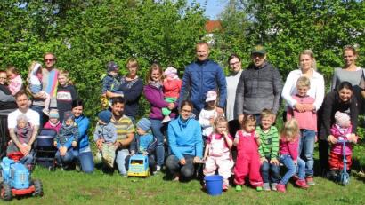 Bild: mez
Viele fleißige Hände packen beim Frühjahrsputz im Garten der Kinderkrippe mit an - nicht nur zur Freude der Kinder.