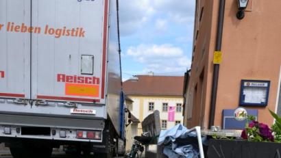 Bild: szl
Beim Abbiegen vom Maximilianplatz in die Hoermanngasse nahm ein Lastwagenfahrer die Kurve zu knapp und riss insgesamt vier Metallböller aus der Verankerung. Auch der Außenbereich eines Restaurants und ein abgestelltes Fahrrad wurden in Mitleidenschaft gezogen.