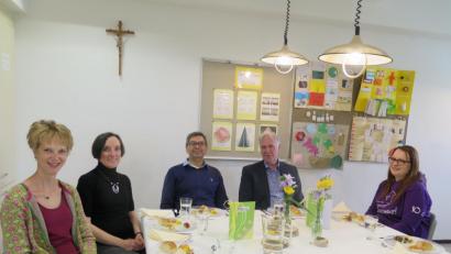 Bild: jzk
Die beiden Fachlehrerinnen Kathrin Kohl und Birgit Plößner (von links) hatten die Lehrkräfte Hermann Daubenmerkl (Dritter von rechts), Stefanie Hanauer (rechts) und Elmar Högl, den Vorsitzenden des Fördervereins (Zweiter von rechts) zum Prüfungsessen in die Schulküche eingeladen.