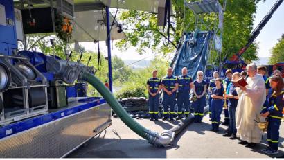 Bild: eya
Die neue Schmutzwasserpumpe des Technischen Hilfswerks Nabburg bekam beim "Blaulicht-Tag" den kirchlichen Segen. Das Gerät pumpt 25 000 Liter Wasser in der Minute weg. Das ist nicht nur optimal bei der Bekämpfung von Überflutungen und Hochwasser.