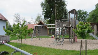 Bild: ow
Der Vorzeigekinderspielplatz der Gemeinde liegt in Filchendorf. Im Rahmen der Dorferneuerung wurde er mit viel Eigenleistung zeitgemäß gestaltet. Gepflegt wird er von den Filchendorfern in Absprche mit dem städtischen Bauhof.
