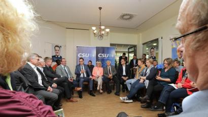 Bild: Wolfgang Steinbacher
Diskutieren im "Fishbowl-Format": Die Amberger CSU hatte Entwicklungsminister Gerd Müller zu einem Stuhlkreis in die Alte Kaserne eingeladen.
