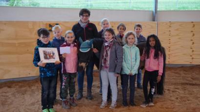 Bild: bnr
Mit ihrer Spende wollen die Erstkommunionkinder der Pfarreiengemeinschaft Trausnitz-Weihern-Hohentreswitz behinderten Kindern eine Reittherapie ermöglichen. Reittherapeutin Susanne Gruber dankte den Kindern sehr herzlich für die großzügige Spende.