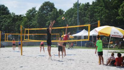 Bild: gsp
Auf den vier Feldern im Sportpark an der Werner-von-Siemens-Straße kämpfen die U-18-Beachvolleyballer um BVV-Punkte und küren ihre Oberpfalzmeister.
