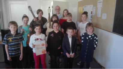 Bild: exb
Reinhard Mährländer (hinten, Mitte) hatte seine musikalischen Zöglinge gut auf ihren gelungenen Auftritt vorbereitet. .