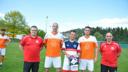 Bild: es
Fußball-Abteilungsleiter Sven Stock (links) und Trainer Manfred Stier (rechts) verabschiedeten am Sonntag nach dem Spiel gegen den SC Kleinwinklarn den langjärigen Aktiven Thomas Bäuml (Mitte), außerdem nach einem Jahr Jan Velkoborrky (Zweiter von links) und Martin Psohlavec (Zweiter von rechts).