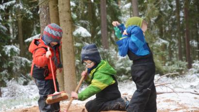 Bild: Gabi Schönberger
Im Waldkindergarten Weiden kann man sehen, dass Kinder auch im Winter nicht davor zurückschrecken, lange im Freien zu spielen.