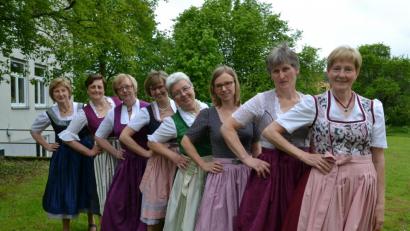 Bild: szl
Beim Pressetermin präsentieren die Frauen ihre selbst genähten Dirndln. Der erste Dirndlnähkurs der Landfrauen Tirschenreuth mit Kursleiterin Michaela Burger (Ditte von links) aus Konnersreuth kam sehr gut an. Eine Fortsetzung ist geplant.