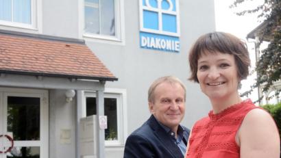 Bild: Gabi Schönberger
Sie freuen sich über eine Personalerhöhung, mahnen aber noch weitere Veränderungen für die Arbeit im Frauenhaus an: (von rechts) Frauenhaus-Leiterin Enikö Nagy und Diakonie-Geschäftsführer Karl Rühl.