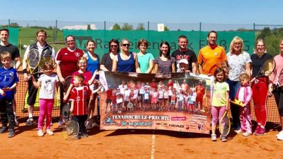Bild: mef
Schnuppertag bei der Tennisabteilung des TV Floß. Große und Kleine probieren zum ersten Mal ihr Können auf dem Platz aus.